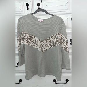 Leopard print top 3/4 length sleeves